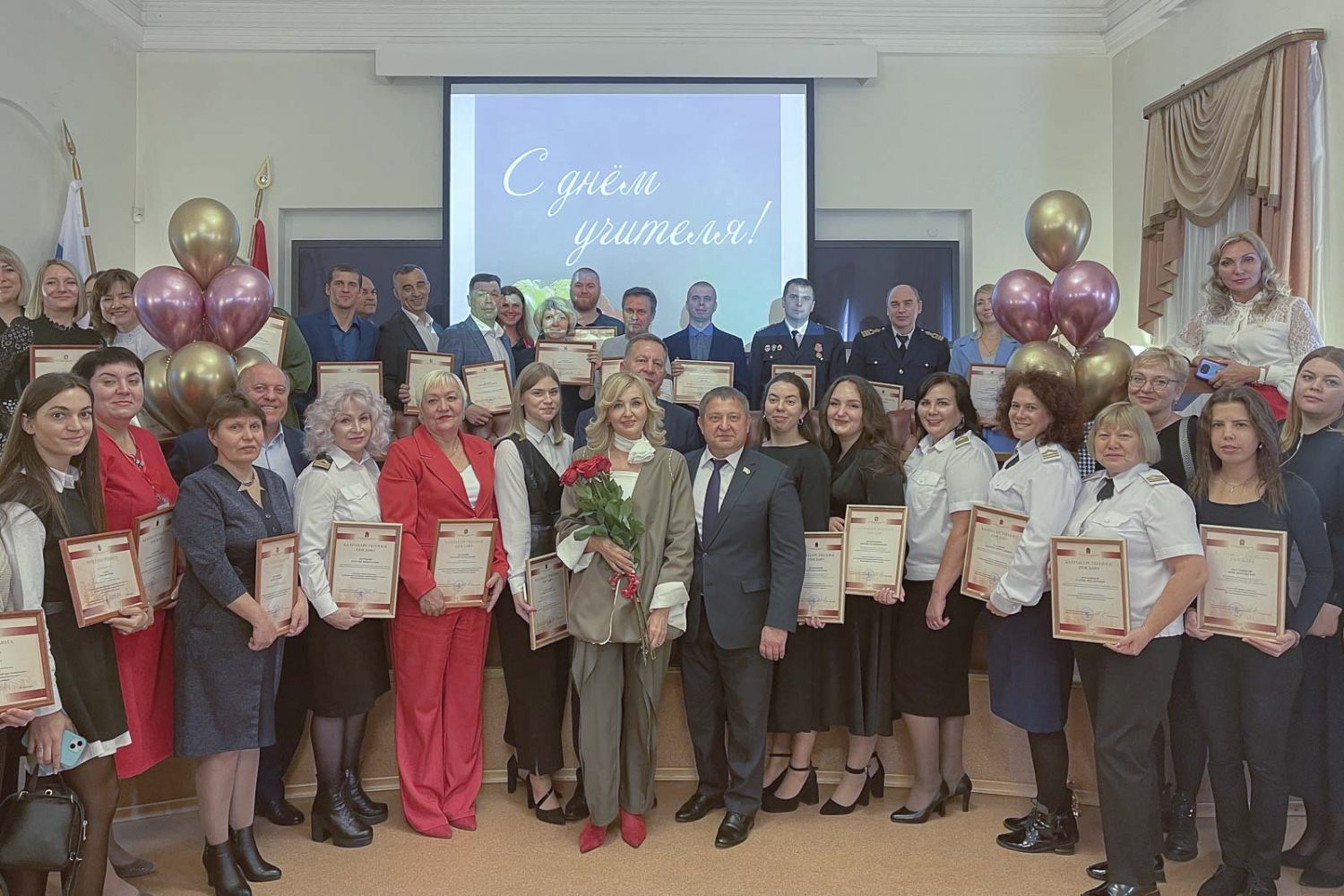 Кировский район поздравляет учителей